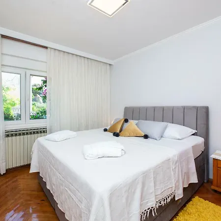 Pavone - Private Parking Apartment