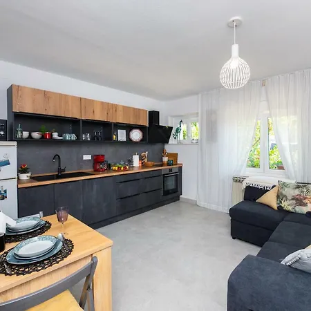 Pavone - Private Parking Appartement Split